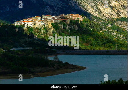 Das antike mittelalterliche Dorf Castel San Vincenzo, das von einem Sonnenstrahl erleuchtet wurde. Castel San Vincenzo, Provinz Isernia, Molise, Italien Stockfoto