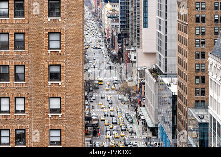 New York City, USA - 7. April 2018: Luftaufnahme von stadtbild Urban Street von der Dachterrasse Gebäude in New York Herald Square in Midtown mit 6. Avenue Road, Auto Stockfoto