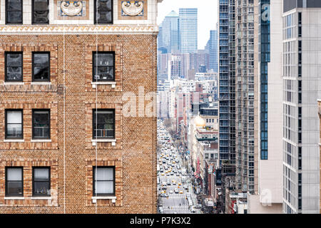 New York City, USA - 7. April 2018: Luftaufnahme von stadtbild Urban Street, Himmel, von der Dachterrasse Gebäude in New York Herald Square in Midtown mit 6. Avenue Roa Stockfoto