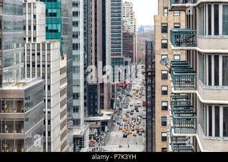 New York City, USA - 7. April 2018: Luftbild bau Gerüst von Urban Street Straßenbild, Stadtbild, Himmel, Gebäude in New York Herald Square Midt Stockfoto