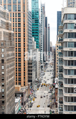 New York City, USA - 7. April 2018: Antenne vertikale Ansicht von Urban Street Straßenbild, Stadtbild, Himmel, Gebäude in New York Herald Square in Midtown mit 6. Stockfoto