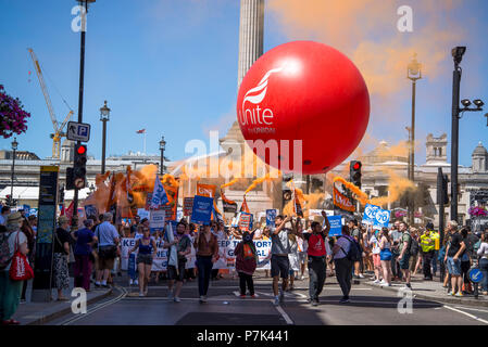 NHS 70. Jahrestag März von der Volksversammlung vorbei Nelson's Column am Trafalgar Square, London, UK, 30.06.2018, organisiert Stockfoto