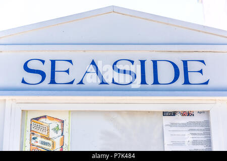 Seaside, USA - 25. April 2018: Nahaufnahme der Stadt Stadt Dorf Zeichen, das vom Strand während der sonnigen Tag in Florida Panhandle Golf von Mexiko Stockfoto