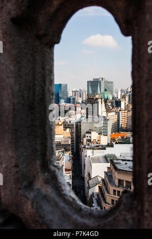 San Paolo Skyline durch ein Loch einer konkreten paraper auf einem Geschäft Gebäude eingerahmt. Stockfoto