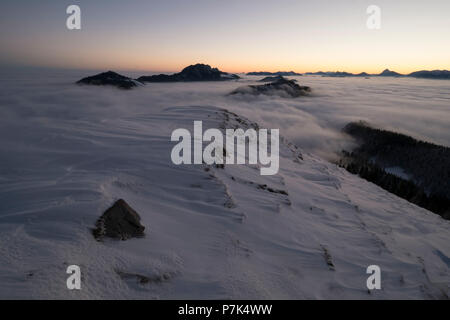 Blick auf Kitzbühel über den Wolken im Winter, in den Bergen am See Walchen, Bayerische Alpen, Oberbayern, Bayern, Deutschland Stockfoto