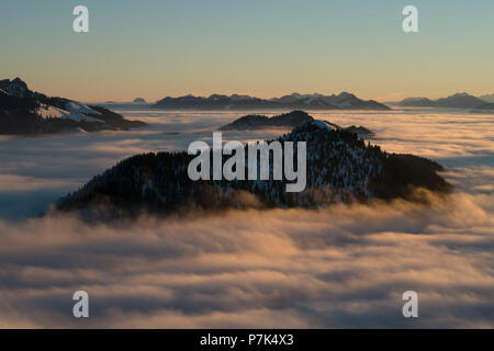 Blick auf Kitzbühel über den Wolken im Winter, in den Bergen am See Walchen, Bayerische Alpen, Oberbayern, Bayern, Deutschland Stockfoto