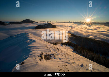 Blick auf Kitzbühel über den Wolken im Winter, in den Bergen am See Walchen, Bayerische Alpen, Oberbayern, Bayern, Deutschland Stockfoto