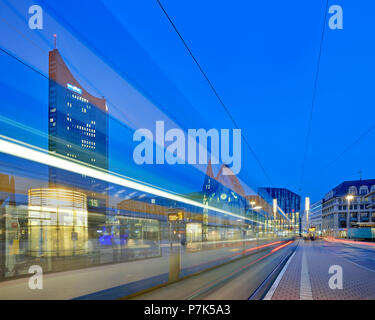 Deutschland, Sachsen, Leipzig, Augustusplatz mit 'City Hochhaus' sowie Augusteum und Paulinum Universität, Night Shot mit leichten Spuren der Straßenbahn Stockfoto