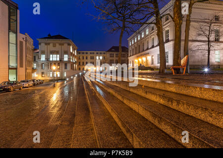 Deutschland, Sachsen-Anhalt, Halle (Saale), Außentreppe auf dem Campus der Martin-Luther-Universität, Night Shot Stockfoto