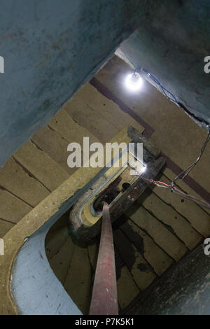 Beängstigend konkrete Treppen in einem zerstörten besetzten Gebäude wie Home durch sozialen Wohnungsbau Bewegung verwendet. Stockfoto