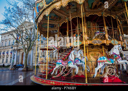 Französische altmodischen Stil Karussell mit Treppen am Place de l'Horloge in Avignon Frankreich Stockfoto