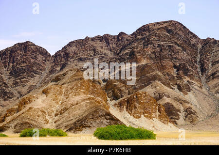 Hoch in den Bergen bei der trockenen Fluss Hoanib in Namibia Kaokoland erodiert Stockfoto