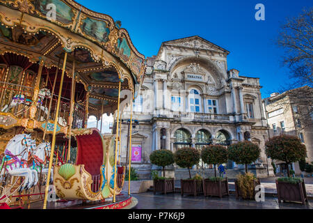 Französische altmodischen Stil Karussell mit Treppen am Place de l'Horloge in Avignon Frankreich Stockfoto