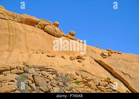 Erodiert Granit Hügel von Schlupf rock mit eingestreuten Granit Kugeln und Ritzen in der Spitzkoppe, in Namibia Stockfoto