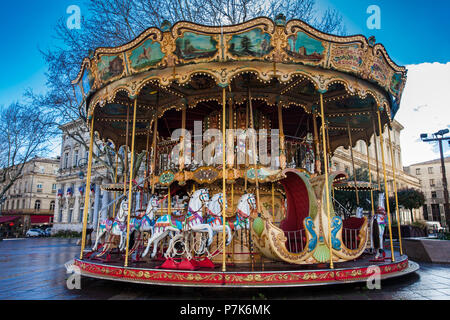 Französische altmodischen Stil Karussell mit Treppen am Place de l'Horloge in Avignon Frankreich Stockfoto