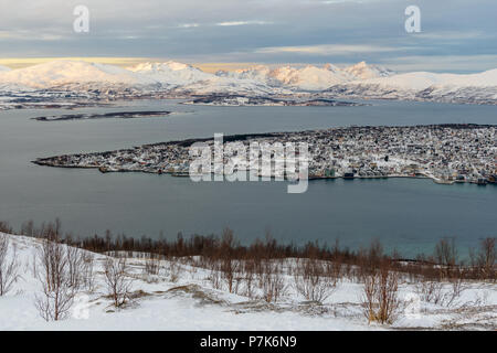 Aufnahme auf eine Wanderung bis Fløya (Berg, 671 m). Teil der Insel Tromsø und die umliegende Landschaft gesehen wird. Fløya, Tromsø, Troms, Norwegen. Stockfoto