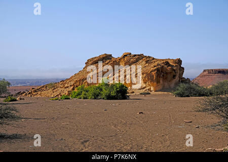 Freistehende, sehr Sandsteinfelsen in der Wüste Landschaft erodiert Stockfoto