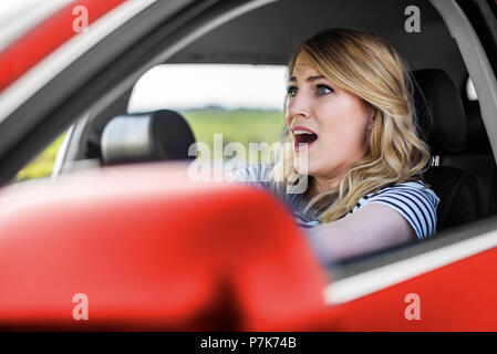 Die Frau das Auto fahren in Panik. Stockfoto