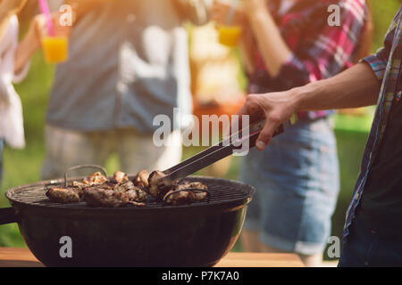 Fleisch Braten vom Grill im Freien. Stockfoto