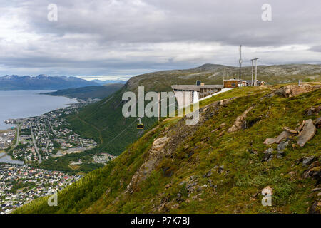 Seilbahn Gebäude an Fjellstua (421) aus der Ferne gesehen. Fløya, Tromsø, Troms, Norwegen. Stockfoto