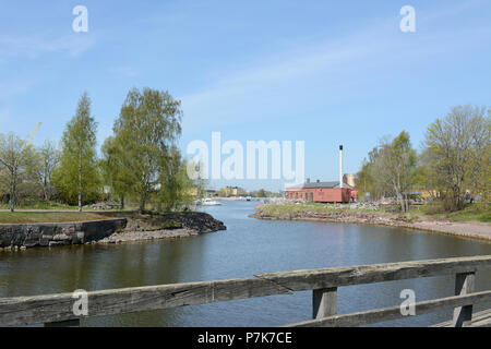 Blick vom Steg auf Suomenlinna Insel auf dem Trockendock und Werft Stockfoto