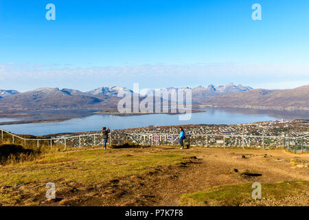 Die Menschen genießen den Blick von Tromsø von oben gesehen. Bereich außerhalb des Fjellstua (421 m). Fløya, Tromsø, Troms, Norwegen. Stockfoto