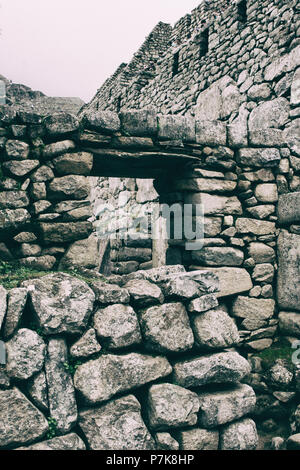 Stein magische antiken Ruinen entlang der gepflasterten Weg Inka Trail nach Machu Picchu in Peru. Stockfoto