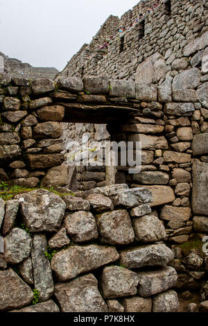 Stein magische antiken Ruinen entlang der gepflasterten Weg Inka Trail nach Machu Picchu in Peru. Stockfoto