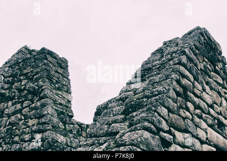 Stein magische antiken Ruinen entlang der gepflasterten Weg Inka Trail nach Machu Picchu in Peru. Stockfoto