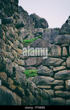 Stein magische antiken Ruinen entlang der gepflasterten Weg Inka Trail nach Machu Picchu in Peru. Stockfoto