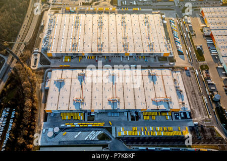 Amazon Logistik Center Dortmund mit dem Auto Parkplatz zwischen Brackeler Straße und Springorumstraße auf dem ehemaligen Hoesch waste land in Dortmund in Nordrhein-westfalen. geparkten Autos, Firma Parkplatz, Dortmund, Ruhrgebiet, Nordrhein-Westfalen, Deutschland, Stockfoto