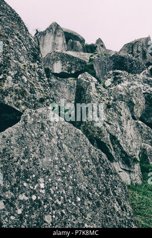 Stein magische antiken Ruinen entlang der gepflasterten Weg Inka Trail nach Machu Picchu in Peru. Stockfoto