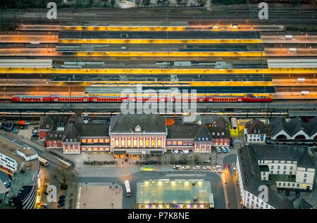 Hamm Hauptbahnhof, Bahnhofsvorplatz, Dämmerung Bild, Plattformen, Gleis, Busbahnhof, Hamm, Ruhrgebiet, Nordrhein-Westfalen, Deutschland Stockfoto