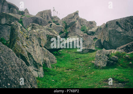 Stein magische antiken Ruinen entlang der gepflasterten Weg Inka Trail nach Machu Picchu in Peru. Stockfoto