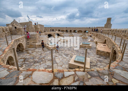 Blick auf die Tour und den Innenhof der Festung Koules oder Festung Rocca Al Mare, Heraklion, Heraklion, Kreta, Griechenland, Europa Stockfoto