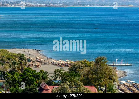 Sandstrand mit Badenden von Agia Galini, Sandstrand, blaues Meer und Badegäste im Herbst, Schirme, Kreta, Griechenland, Europa Stockfoto