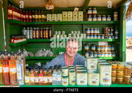 Griechische Verkäuferin mit Getränken in Ihrem Kiosk auf dem Weg vom Parkplatz zum Balos Beach, Sandy Beach, der Halbinsel Gramvousa, Kreta, Griechenland, Europa Stockfoto