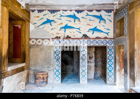 Wiederaufbau der Dolphin Fresken von Arthur Evans, Megaron des Königs und von Säulen getragenen Vorhalle im Palast von Knossos, Knossos, Minoische Ausgrabungsstätte, Kreta, Griechenland, Europa Stockfoto