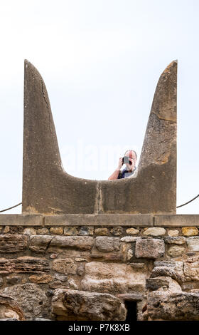 Weihe Hörner, Heiliger Stier Hörner mit fotografieren Touristische, Symbol der heilige Stier aus Stein, Teile des Minoischen Tempelanlage von Knossos, Palast von Knossos, die alte Stadt von Knossos, Heraklion, Knossos, Kreta, Griechenland, Europa Stockfoto