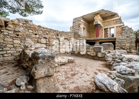 Teile der Minoischen Tempelanlage von Knossos, rekonstruiert zweistöckige, der Palast von Knossos Knossos antike Stadt, Heraklion, Knossos, Kreta, Griechenland, Europa Stockfoto