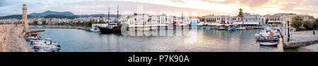 Abendstimmung mit Boote und Restaurants am Venezianischen Hafen, Chania, Rethimnon, Panorama, Kreta, Griechenland, Europa Stockfoto