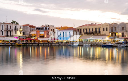 Abendstimmung mit Boote und Restaurants am Venezianischen Hafen, Chania, Rethimnon, Panorama, Kreta, Griechenland, Europa Stockfoto