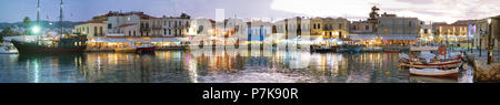 Abendstimmung mit Boote und Restaurants am Venezianischen Hafen, Chania, Rethimnon, Panorama, Kreta, Griechenland, Europa Stockfoto