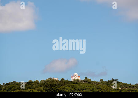 Kirche in der Nähe von Kloster Arkadi vor blauem Himmel, Moni Arkadi, National Monument, Kreta, Griechenland, Europa, Moni Arkadiou, Europa, Kreta, Griechenland Stockfoto