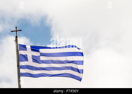 Griechische Fahne auf Moni Arkadiou Kloster mit Orthodoxen Kreuz, Europa, Kreta, Griechenland Stockfoto