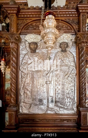 Kirche mit Bildern der Heiligen, Zahlen, Silber und Silber Kronleuchtern, Kloster Kirche Griechisch-orthodoxe Zwei einschiffige Kirche, National Monument von Kreta in den Kampf um die Unabhängigkeit, Moni Kloster Arkadi, Kreta, Griechenland, Europa Stockfoto