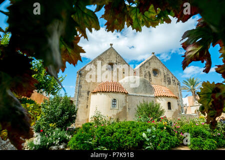 Kloster Garten, Kloster Kirche Griechisch-orthodoxe Zwei einschiffige Kirche, National Monument von Kreta in den Kampf um die Unabhängigkeit, Moni Kloster Arkadi, Kreta, Griechenland, Europa Stockfoto