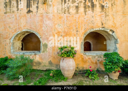 Klostermauern, Kloster Kirche Griechisch-orthodoxe Zwei einschiffige Kirche, National Monument von Kreta in den Kampf um die Unabhängigkeit, Moni Kloster Arkadi, Kreta, Griechenland, Europa Stockfoto