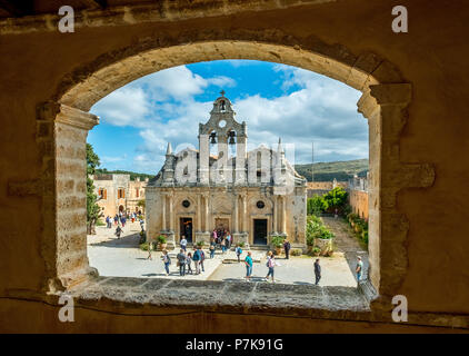 Blick durch die Fenster auf den Glockenturm der zwei einschiffige Klosterkirche Moni Kloster Arkadi, Griechisch-orthodoxe Kirche, National Monument von Kreta in den Kampf um die Unabhängigkeit, Moni Kloster Arkadi, Kreta, Griechenland, Europa Stockfoto