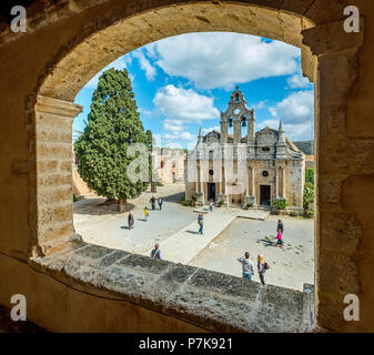 Blick durch die Fenster auf den Glockenturm der zwei einschiffige Klosterkirche Moni Kloster Arkadi, Griechisch-orthodoxe Kirche, National Monument von Kreta in den Kampf um die Unabhängigkeit, Moni Kloster Arkadi, Kreta, Griechenland, Europa Stockfoto